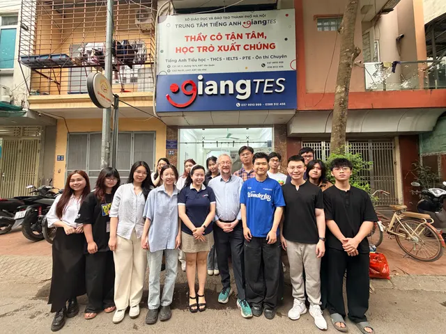 Đội ngũ GIANGTES trước cơ sở Văn Khê