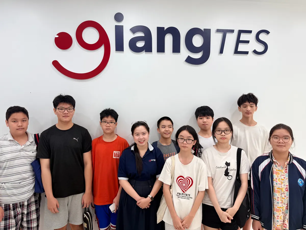 Lớp học sinh THCS bên logo GIANGTES