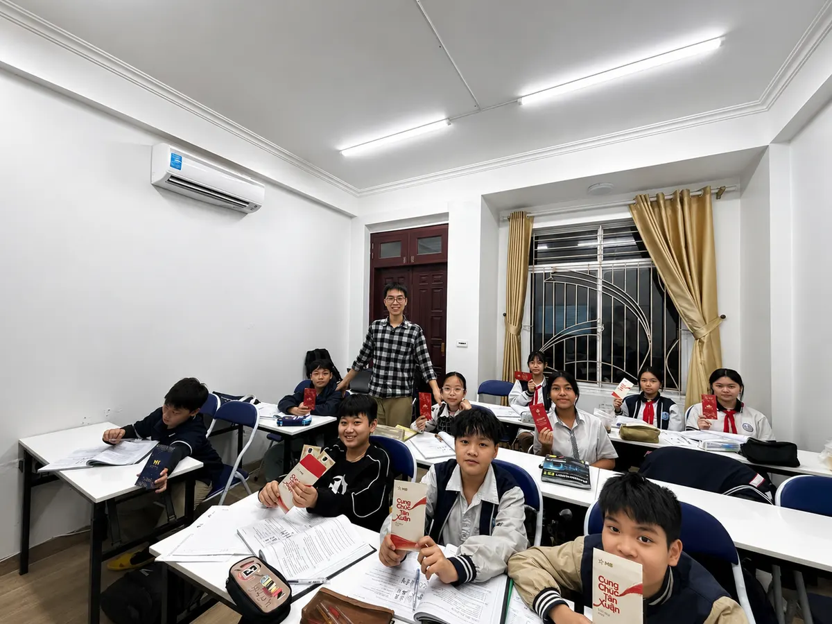 Thầy giáo và học sinh GIANGTES trong lớp
