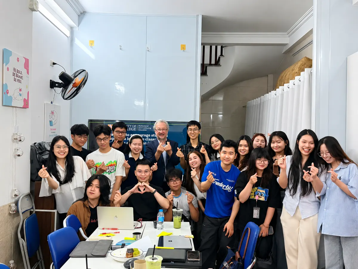 Học sinh lớn trong một buổi giao lưu tại GIANGTES