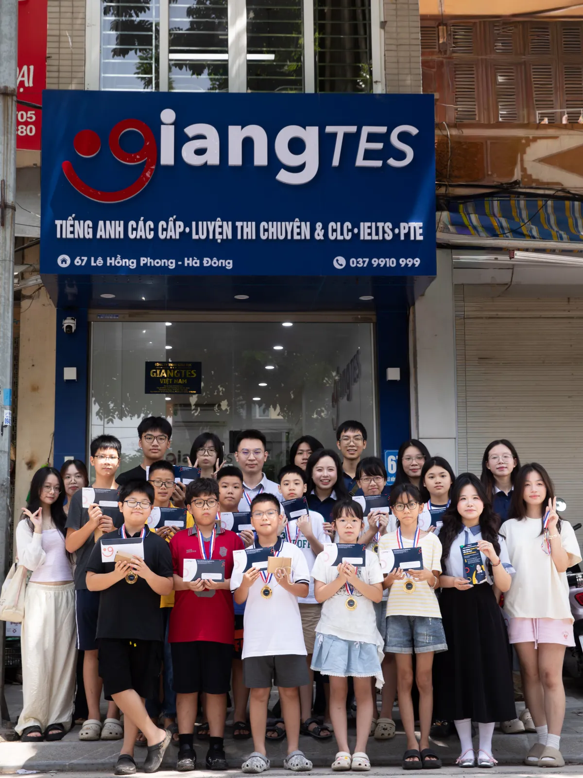 Giáo viên và học sinh chụp ảnh cùng nhau trước cơ sở GIANGTES Lê Hồng Phong