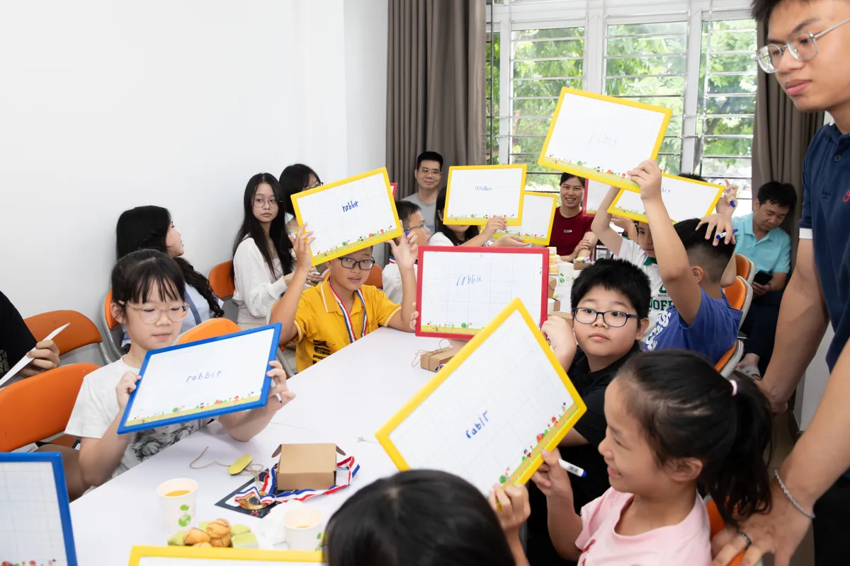 Các con giơ bảng trả lời trong một hoạt động chung